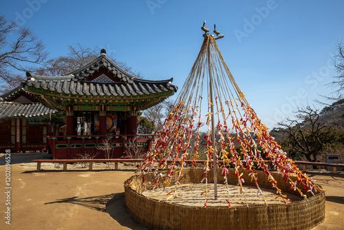 소원띠,소원,매듭,새끼줄,기둥,솟대,마당,범종각,전등사,온수리,강화군,인천 photo