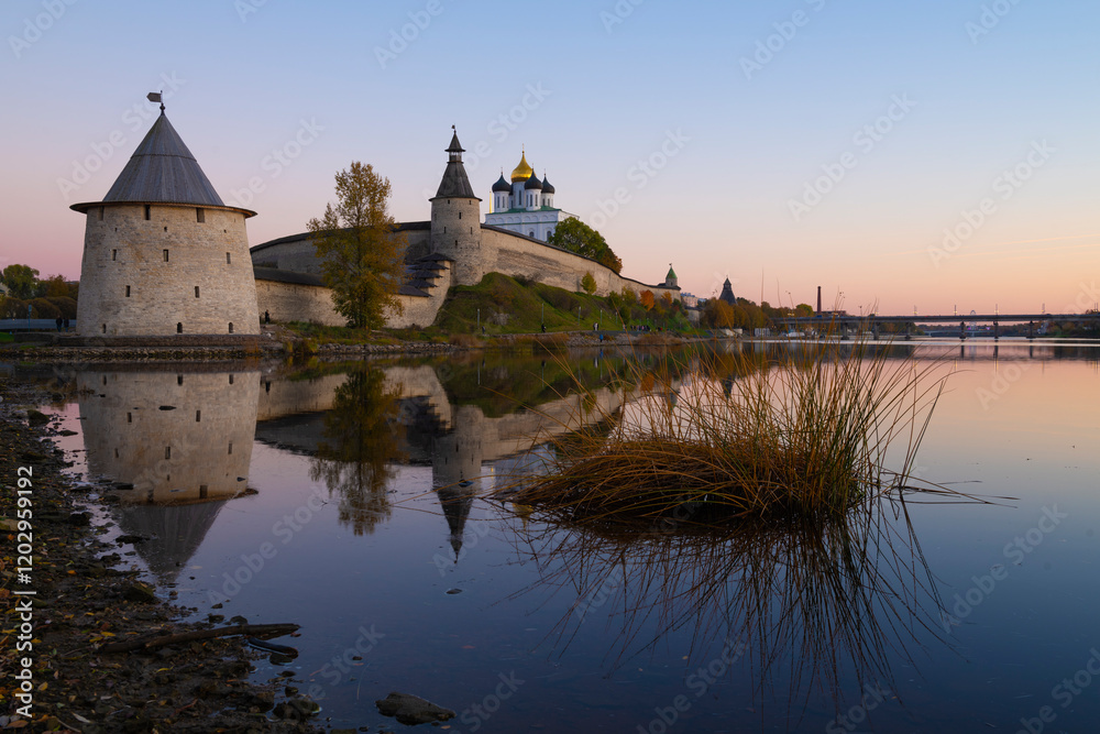 Obraz premium October twilight on the Velikaya River at the ancient Pskov Kremlin. Pskov, Russia