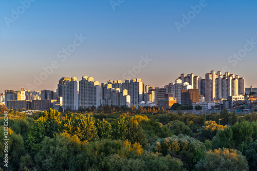 Obraz na płótnie Aerial view of Yeouido Saetgang Ecological Park in autumn season with skyscrapers and modern buildings cityscape, Seoul city, Republic of Korea w salonie
