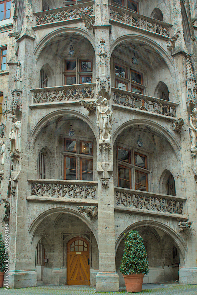 Obraz premium This is part of the New Town Hall in Munich, Germany. The Gothic architecture is intricate and striking. The sculptures and arches adorn the impressive facade with elegance.