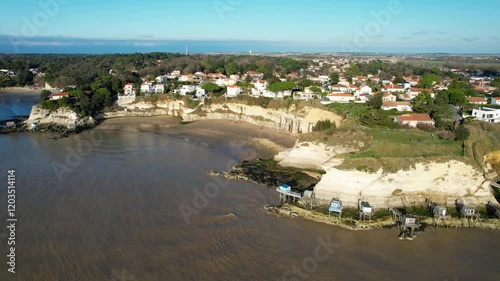 The town of Meschers-sur-Gironde, located in Charente-Maritime, is renowned for its majestic cliffs overlooking the Atlantic Ocean.