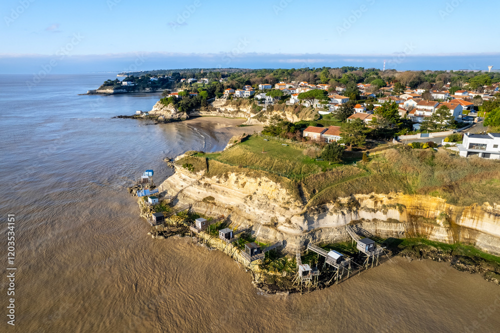 The town of Meschers-sur-Gironde, located in Charente-Maritime, is renowned for its majestic cliffs overlooking the Atlantic Ocean. The town of Meschers-sur-Gironde, located in Charente-Maritime, is renowned for its majestic cliffs overlooking the Atlantic Ocean.