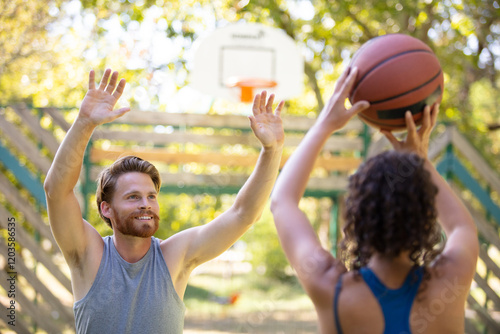Cuadro en lienzo woman against a man couple playing basketball