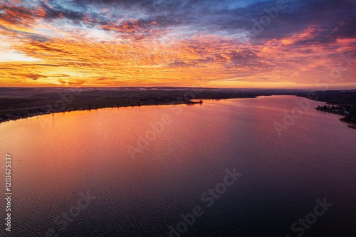 Spiegelung des Sonnenuntergangs auf der Wasseroberfläche eines großen See