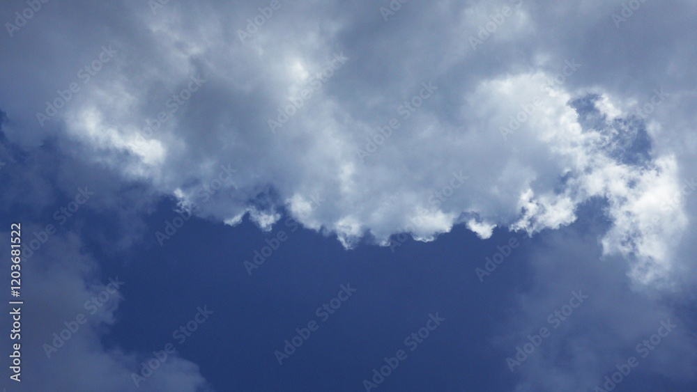 Obraz premium White clouds scattered in the blue sky