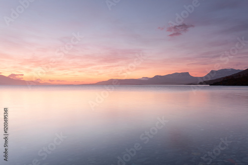 Cuadro en lienzo Torneträsk See mit dem Blick auf  die Lappenpforte Čuonjávággi in Nordschweden, Lappland zum Sonnenaufgang