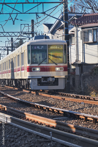 青空にはえる千葉県のローカル線（ローカル電車）新京成（新京成電鉄）　コピースペースあり