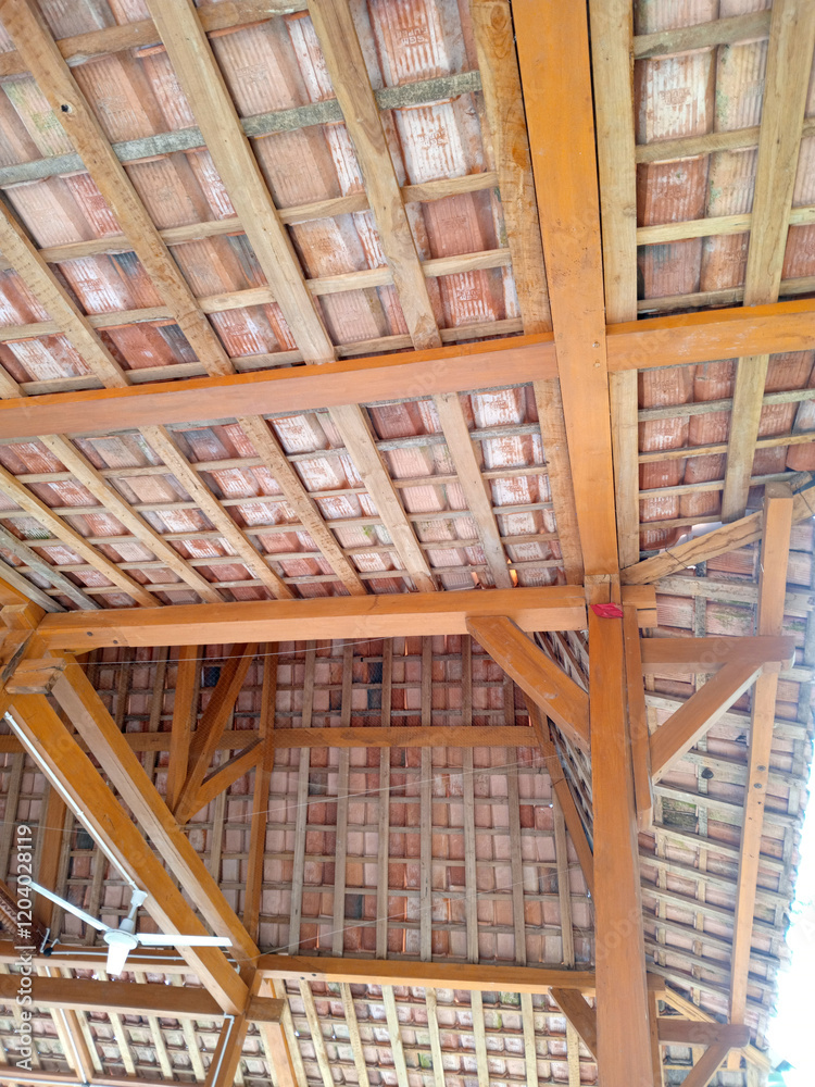 Obraz premium The roof frame of a building is made of solid wood, with clay tiles, with aesthetic shape