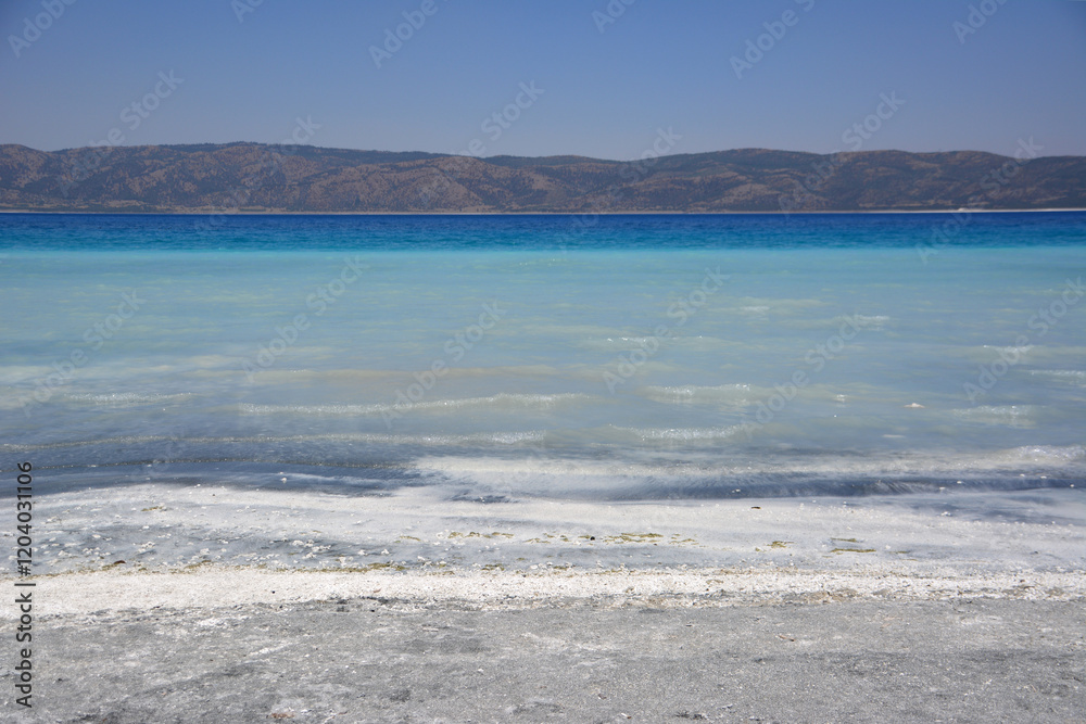 Obraz premium Stunning Salt Lake Landscape with mountain ridge and clear sky 