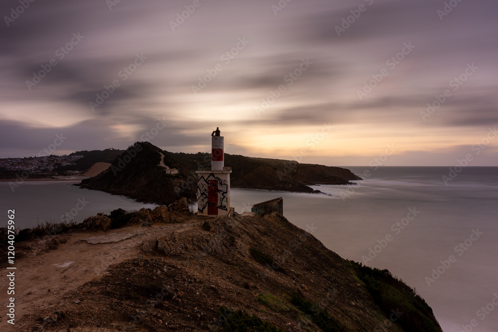 Der Leuchtturm Farol de São Martinho do Porto in Portugal nach Sonnenuntergang Der Leuchtturm Farol de São Martinho do Porto in Portugal nach Sonnenuntergang