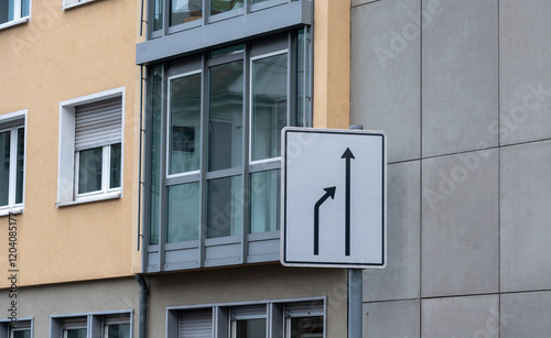 Verkehrsschild Verengung auf eine Fahrspur photo