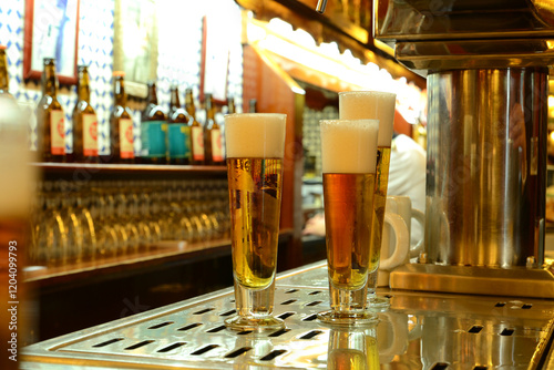 Cervezas en el tirador de un bar cervecería