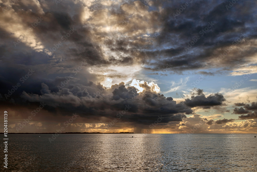Wolkenstimmung im Abendlicht über der Nordsee Wolkenstimmung im Abendlicht über der Nordsee