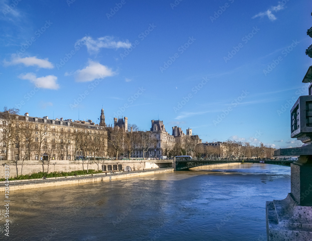 Vu de la Conciergerie depuis le pont Notre-Dame sur la Seine à Paris Vu de la Conciergerie depuis le pont Notre-Dame sur la Seine à Paris