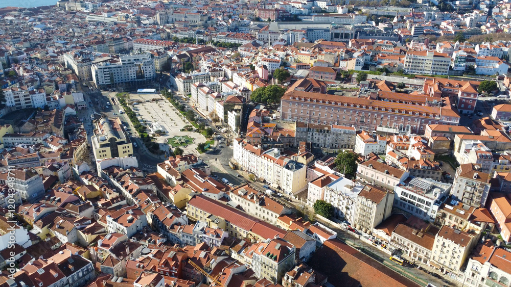 Obraz premium lisboa vista de drone, portugal, rio tejo, casas