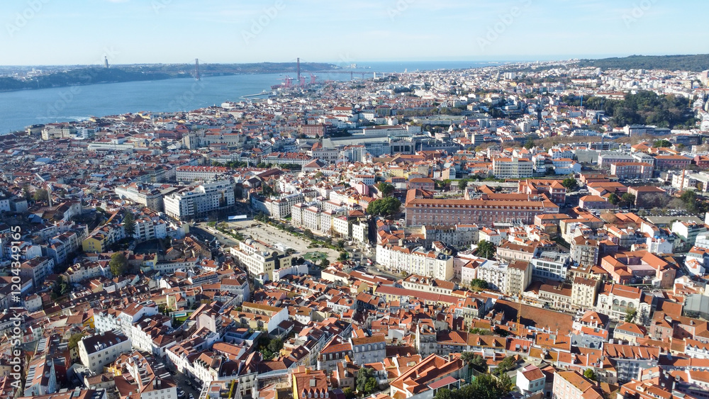 Fototapeta premium lisboa vista de drone, portugal, rio tejo, casas
