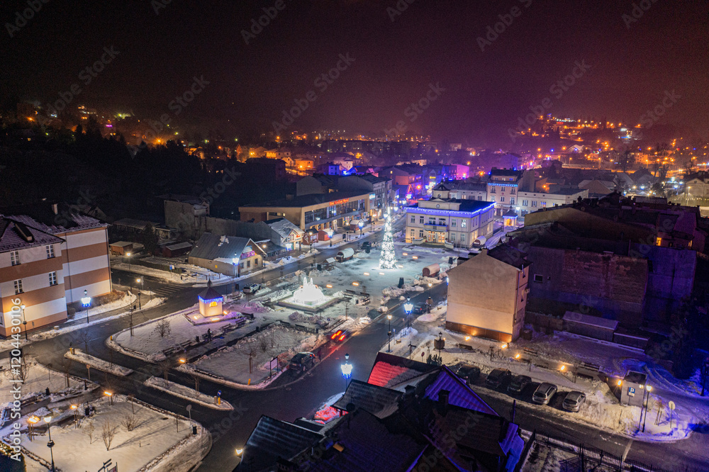 Fototapeta premium Muszyna rynek, zimowe widok nocą.