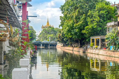 Living at the khlong in the old town of Bangkok