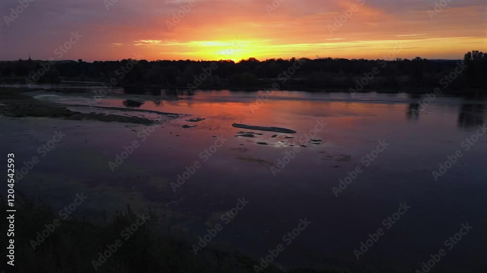 Sonnenaufgang in der Natur an einem Fluss in Frankreich Sonnenaufgang in der Natur an einem Fluss in Frankreich