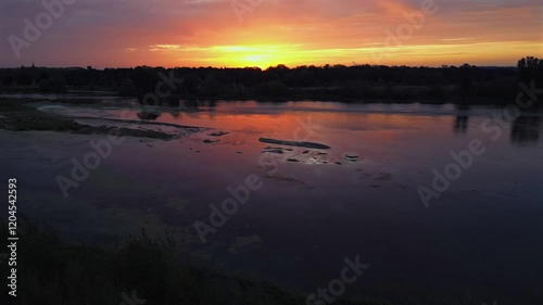 Sonnenaufgang in der Natur an einem Fluss in Frankreich