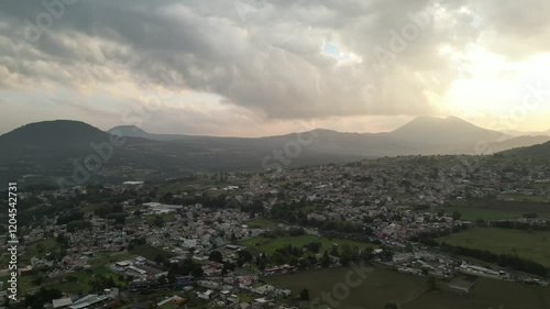 Los paisajes montañosos del sur de la Ciudad de México durante el atardecer