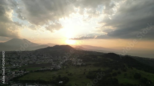 Los paisajes montañosos del sur de la Ciudad de México durante el atardecer