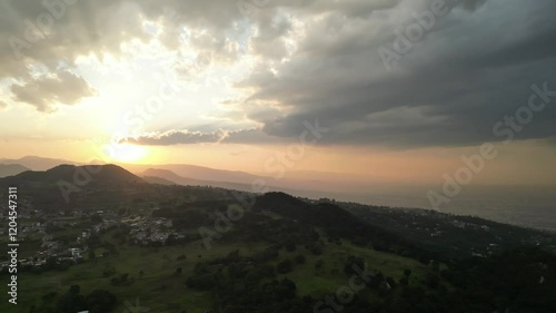 Los paisajes montañosos del sur de la Ciudad de México durante el atardecer