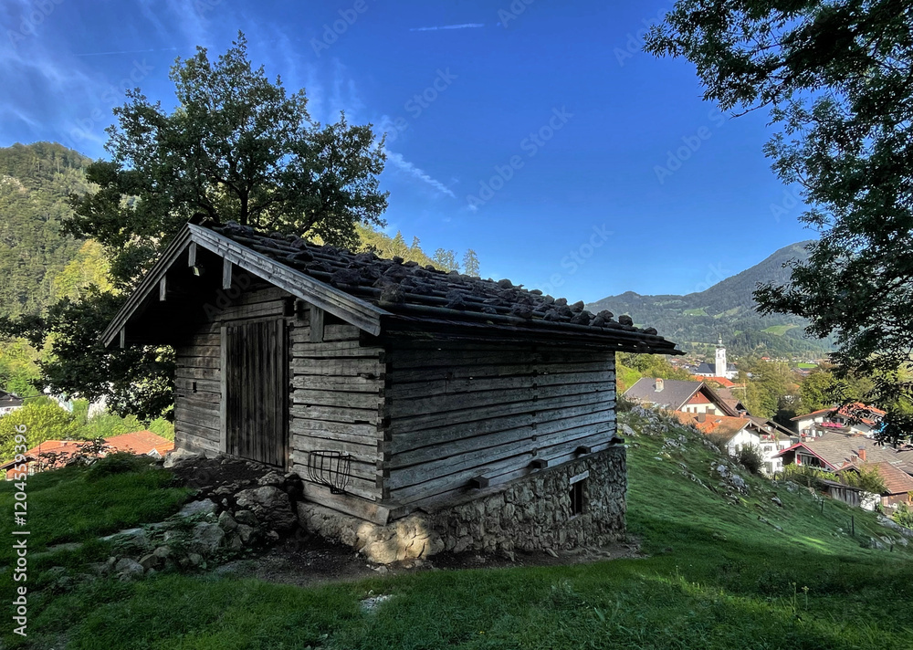 Obraz premium Alte Scheune im Inntal bei Oberaudorf, Bayern, Deutschland