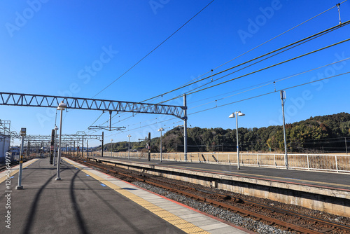 京成電鉄　宗吾参道駅のホームと線路の風景 photo