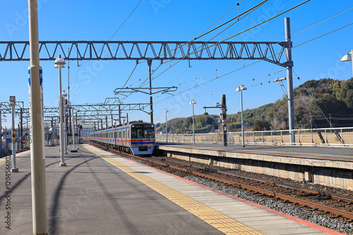 京成電鉄　宗吾参道駅のホームと線路の風景