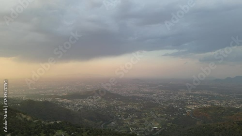 Los paisajes montañosos del sur de la Ciudad de México durante el atardecer