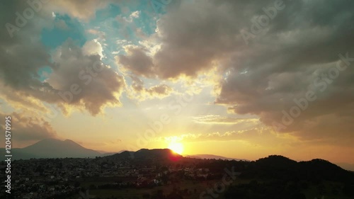 Los paisajes montañosos del sur de la Ciudad de México durante el atardecer