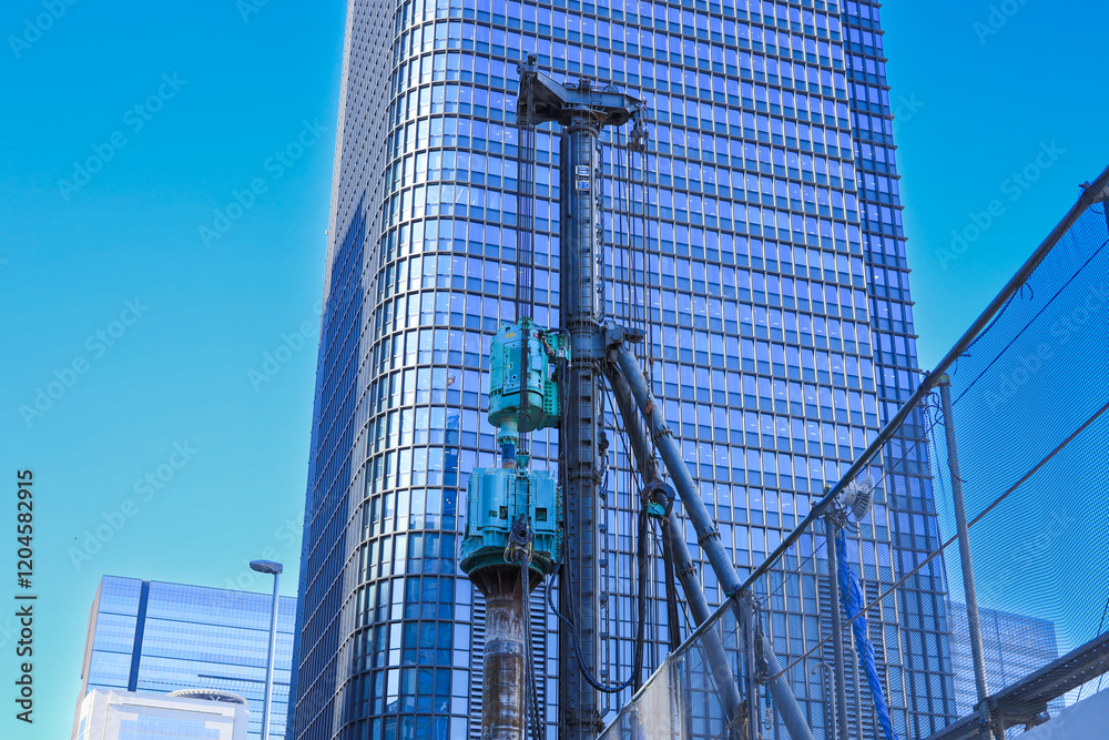 Fototapeta premium 建設中の高層ビルと都市開発の風景 開発イメージ