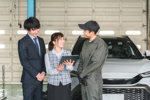 整備工場のピットにいる従業員の男女（自動車整備工場・民間車検場・スタッフ）
