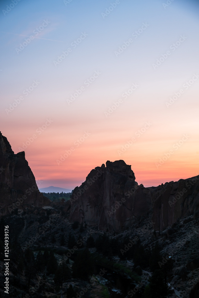 Obraz premium Silhouetted rock formations at sunset in Smith Rock State Park, Oregon.