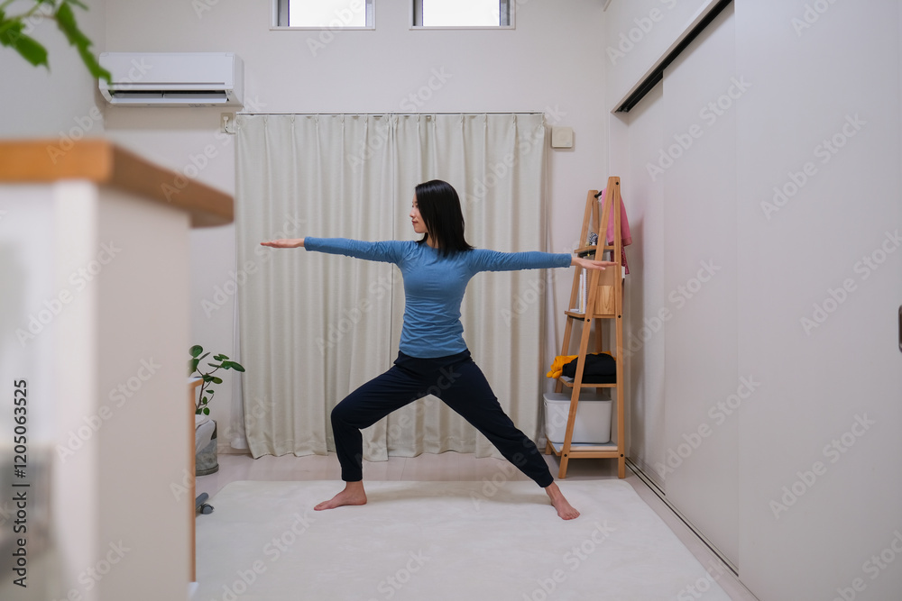 Fototapeta premium 家でヨガをする女性