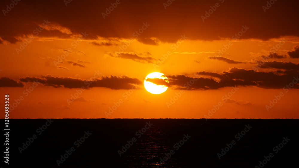 Obraz premium 茜色にたなびく朝日