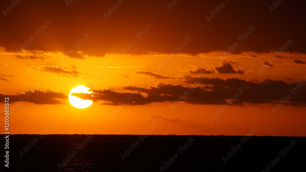 Fototapeta premium 海と曇り朝焼け 