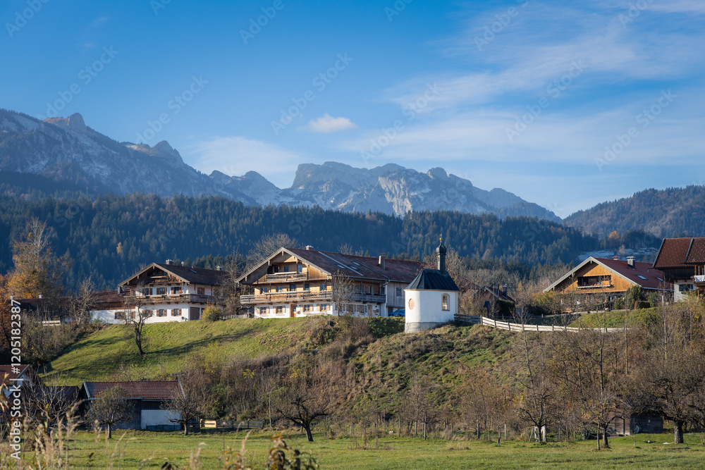 Fototapeta premium Kapelle der Ertlhöfe in Schlegldorf bei Lenggries mit Benediktenwand