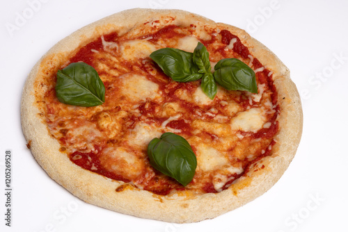 Restauracja pizzeria włoskie jedzenie, pizza Margherita z bazylią i pomidorami i serem mozzarella