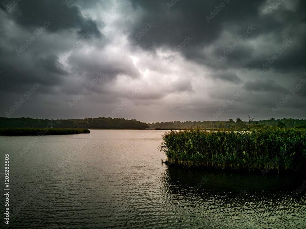Obraz premium Dunkle Stimmung am See 