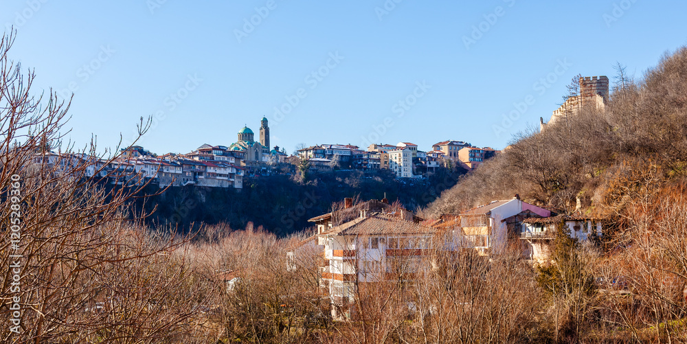 Obraz premium Veliko Tarnovo town on a hill