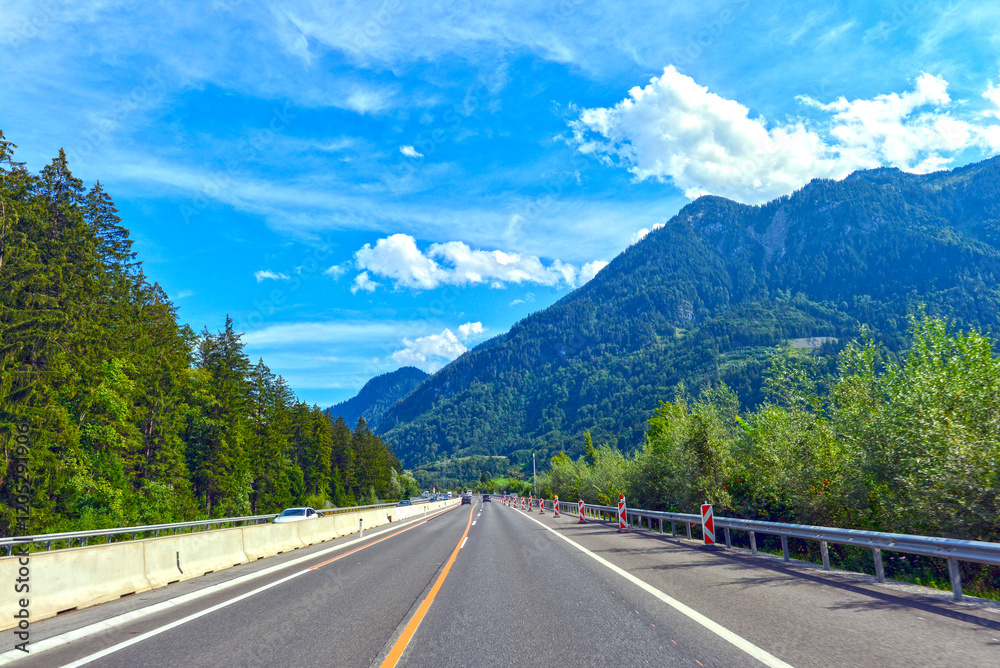 Fototapeta premium Rheintal/Walgau Autobahn A14 zwischen Nenzing und Bludenz in Vorarlberg (Richtung Arlberg)