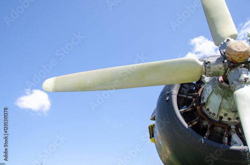 Foto detail of old airplane engine with propeller