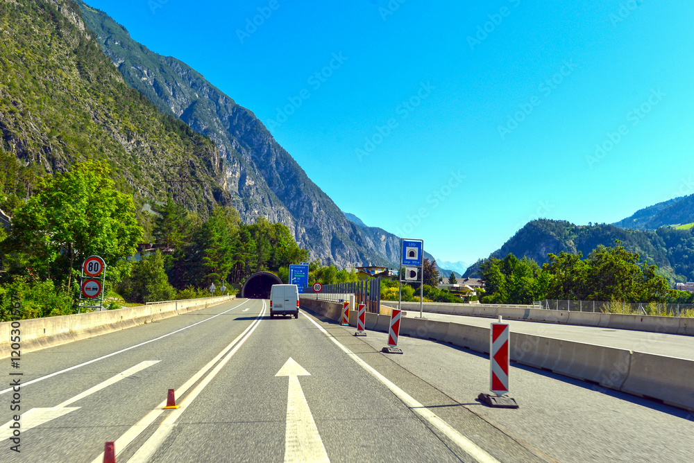 Fototapeta premium Lötztunnel auf der Arlberger Schnellstraße S16 bei Zams, Tirol /Österreich (Richtung Innsbruck)