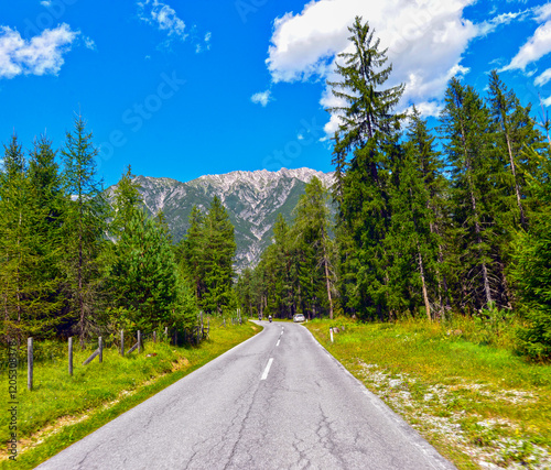 Hahntennjochstraße (L246) von Imst in Richtung Gebirgspass Hahntennjoch in Tirol (Österreich)  photo