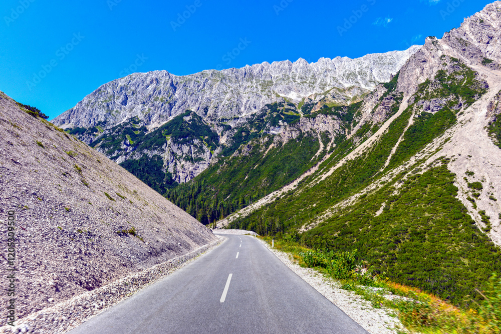 Naklejka premium Hahntennjochstraße (L246) von Imst in Richtung Gebirgspass Hahntennjoch in Tirol (Österreich) 