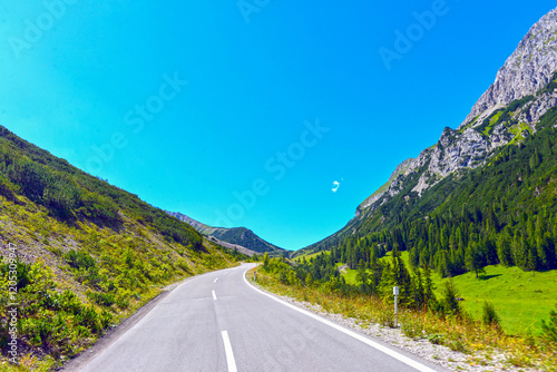 Hahntennjochstraße (L246) von Imst in Richtung Gebirgspass Hahntennjoch in Tirol (Österreich)  photo