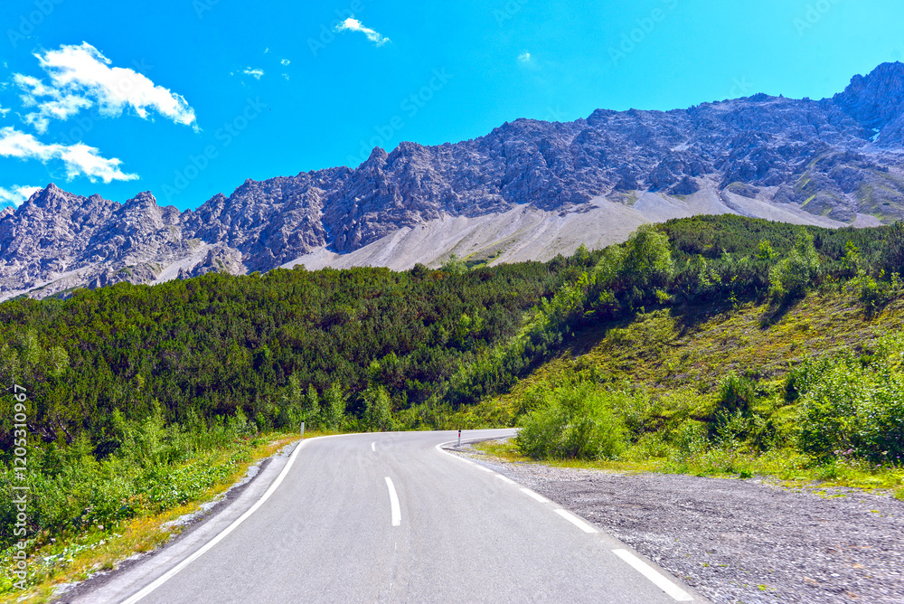 Fototapeta premium Bschlaber Landesstraße am Gebirgspass Hahntennjoch in Tirol (Österreich)