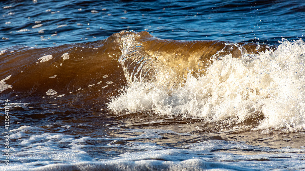 Obraz premium beautiful waves crashing against the seashore, windy day on the rocky shore of Vidzeme, Baltic Sea